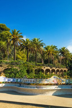 BARCELONA, İspanya - 13 Ekim 2022: Ünlü mimar Antoni Gaudi 1852-1926 tarafından tasarlanan Park Guell 'deki seramik bank. UNESCO, Dünya Mirası Sitesi. 