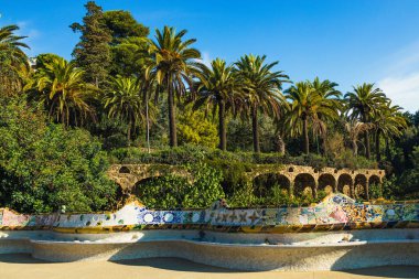 BARCELONA, İspanya - 13 Ekim 2022: Ünlü mimar Antoni Gaudi 1852-1926 tarafından tasarlanan Park Guell 'deki seramik bank. UNESCO, Dünya Mirası Sitesi. 