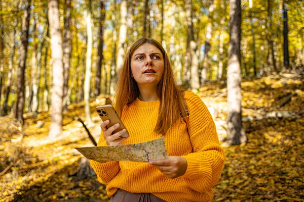 Sırt Çantalı Telefonlu Kadın Yürüyüşçü Panoramik Sonbahar Ormanında Dinlenirken Haritasını — Stok fotoğraf