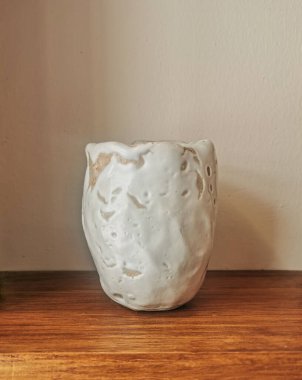 Ahşap arkaplanda kopyalama alanı olan beyaz bitki saksısı