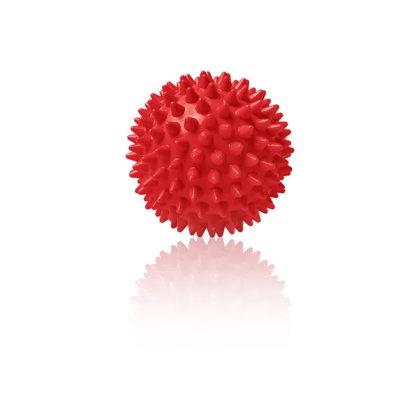 Rode plastic stekelige massage bal geïsoleerd op wit. Concept van fysiotherapie of fitness. Close-up van een kleurrijke rubberen bal voor hond tanden op een witte achtergrond. Corona virus model — Stockfoto