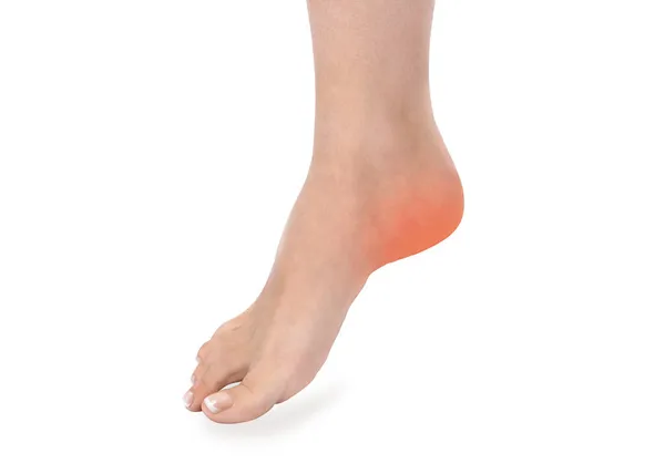 Bolest kotníku, bolestivý bod izolovaný na bílém pozadí. Žena s bolestí kotníku drží její bolavou nohu - tělo koncepce bolesti. Bolest kloubů — Stock fotografie
