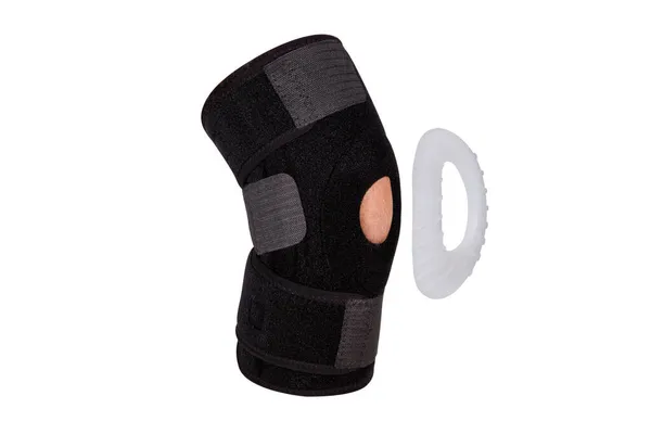 Knä Support Brace på benet isolerad på vit bakgrund. Ortopedisk anatomi. Hängslen för knäfixering, skador och smärta. Knä gemensamma bandage ärm. Elastiska sporter — Stockfoto