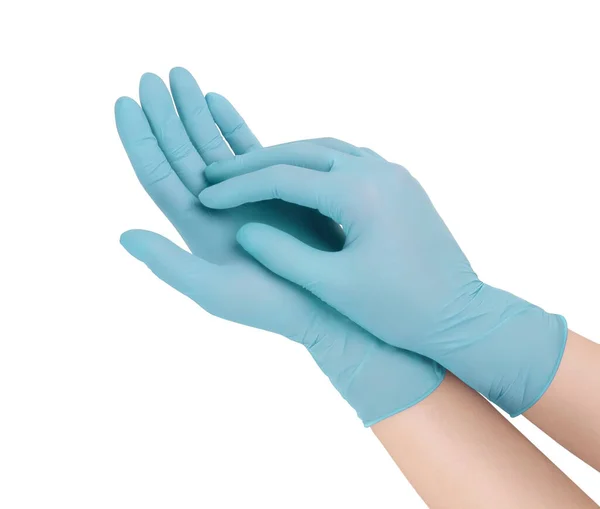 Medizinische Handschuhe. Zwei blaue OP-Handschuhe isoliert auf weißem Hintergrund mit Händen. Gummihandschuhherstellung, menschliche Hand trägt einen Latex-Handschuh. Arzt oder Krankenschwester ziehen Schutzhandschuhe an — Stockfoto