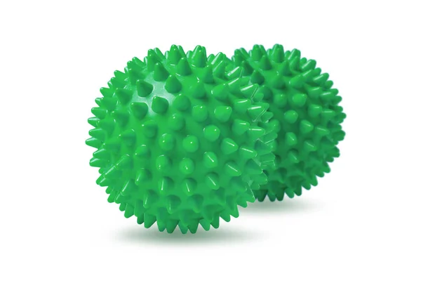 Beyaza izole edilmiş iki yeşil dikenli masaj topu. Fizyoterapi ya da uygunluk kavramı. Beyaz arkaplandaki köpek dişleri için renkli lastik topun yakın çekimi. Corona virüs modeli — Stok fotoğraf