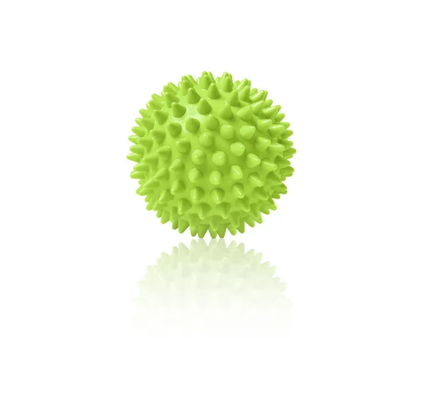 Beyaza izole edilmiş yeşil plastik dikenli masaj topu. Fizyoterapi ya da uygunluk kavramı. Beyaz arkaplandaki köpek dişleri için renkli lastik topun yakın çekimi. Corona virüs modeli — Stok fotoğraf