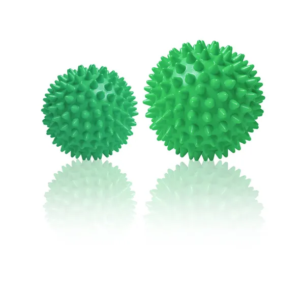 Twee groene stekelige massageballen geïsoleerd op wit. Concept van fysiotherapie of fitness. Close-up van een kleurrijke rubberen bal voor hond tanden op een witte achtergrond. Corona virus model. Sneeuwvlok — Stockfoto
