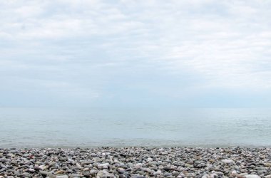 Bulanık arkaplanda meditasyon için yuvarlak çakıl taşları. Meditasyon için deniz kıyısında yuvarlak çakıl taşları vardı. Spa taşları, Zen benzeri konsept. Çember taş yığını. Yüksek kaliteli fotoğraf.