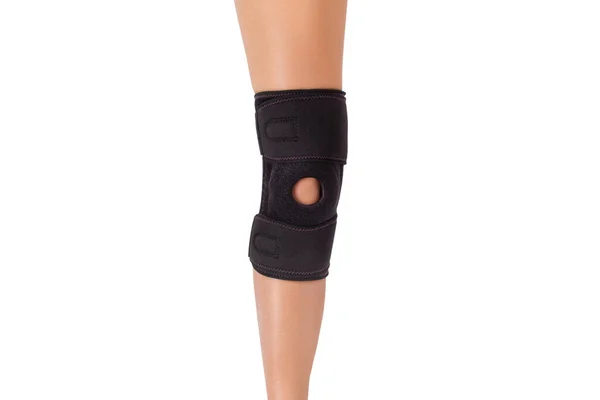 Genouillère sur patte isolée sur fond blanc. Anatomique orthopédique. Braces pour la fixation du genou, les blessures et la douleur. Manchon de bandage articulaire du genou. Sports élastiques — Photo