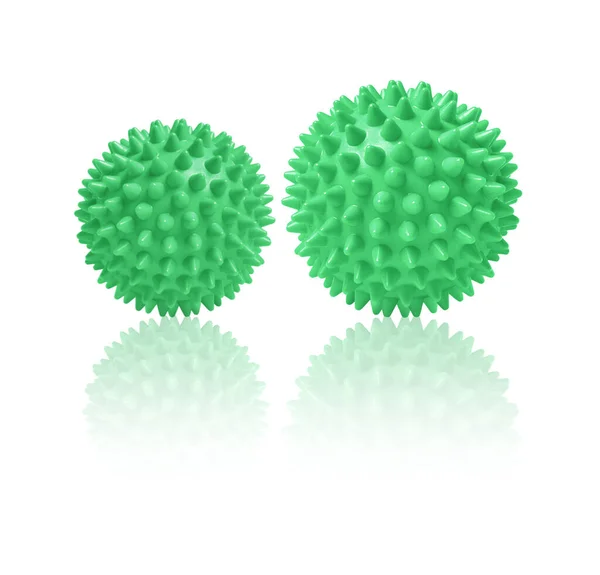 Beyaza izole edilmiş iki yeşil dikenli masaj topu. Fizyoterapi ya da uygunluk kavramı. Beyaz arkaplandaki köpek dişleri için renkli lastik topun yakın çekimi. Corona virüs modeli. Kar Tanesi — Stok fotoğraf