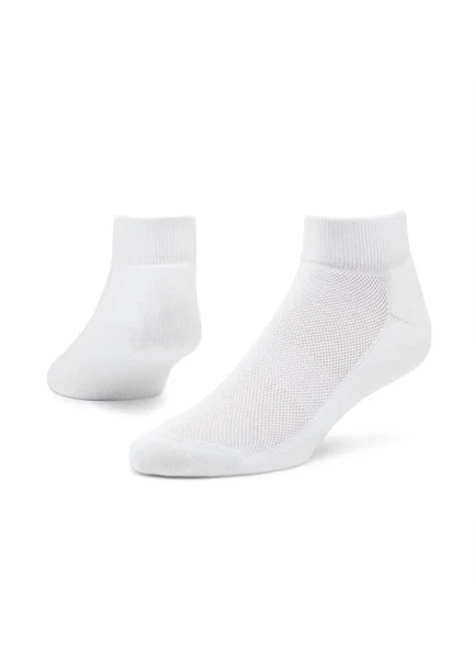 Bílá barva krátké mini ponožky maketa pro design izolované na bílém pozadí. Sada krátkých ponožek pro sport jako model a štítek pro reklamu, logo, značkování. Pár sportovní bavlněné ponožky — Stock fotografie