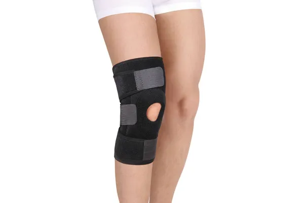 膝のサポート白の背景に隔離された足のブレース。整形外科解剖学。膝の固定、怪我や痛みのためのブレース。膝関節包帯スリーブ.弾性スポーツ — ストック写真