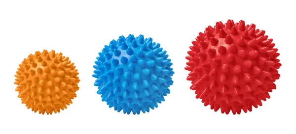 Bolas de masaje espinosas multicolores aisladas en blanco. Concepto de fisioterapia o fitness. Primer plano de una bola de goma colorida para dientes de perro sobre un fondo de color blanco. Modelo de virus Corona —  Fotos de Stock