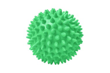 Beyaza izole edilmiş yeşil plastik dikenli masaj topu. Fizyoterapi ya da uygunluk kavramı. Beyaz arkaplandaki köpek dişleri için renkli lastik topun yakın çekimi. Corona virüs modeli