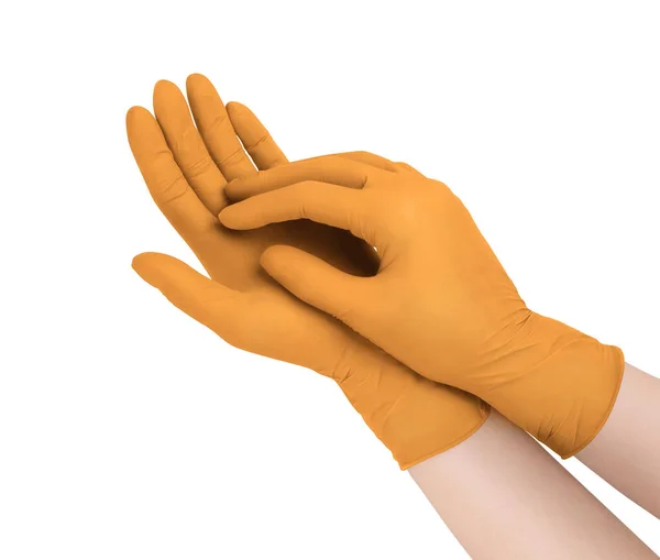 Medizinische Handschuhe. Zwei orangefarbene OP-Handschuhe isoliert auf weißem Hintergrund mit Händen. Gummihandschuhherstellung, menschliche Hand trägt einen Latex-Handschuh. Arzt oder Krankenschwester ziehen Schutzhandschuhe an — Stockfoto