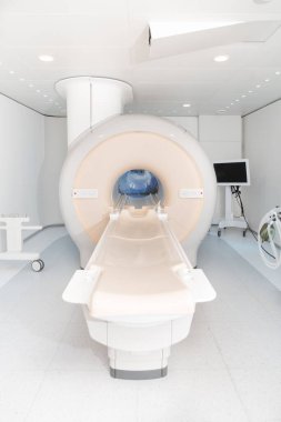 Modern hastane laboratuvarında tıbbi tomografi ya da MRI taraması. Radyografi bölümünün içi. Beyaz odada teknolojik olarak gelişmiş ekipmanlar var. Manyetik rezonans tanılama makinesi