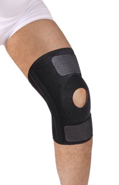Diz Destek Kolu beyaz arka planda izole edilmiş bir bacak üzerinde. Ortopedik Anatomik. Diz sabitleme, yaralanma ve ağrı için diş telleri. Diz eklemi bandaj kolu. Elastik Spor