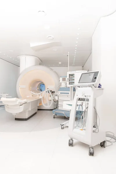 现代医院实验室的医学CT或MRI扫描.放射科的内部。白色房间里的先进技术设备。磁共振诊断机 — 图库照片