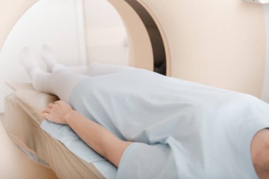 Modern hastane laboratuvarında bir hastaya tıbbi tomografi ya da MRI taraması yapın. Radyografi bölümünün içi. Beyaz odada teknolojik olarak gelişmiş ekipmanlar var. Manyetik rezonans tanılama makinesi