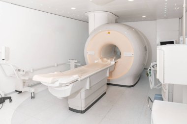 Modern hastane laboratuvarında tıbbi tomografi ya da MRI taraması. Radyografi bölümünün içi. Beyaz odada teknolojik olarak gelişmiş ekipmanlar var. Manyetik rezonans tanılama makinesi