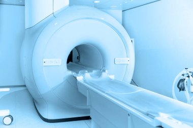 Modern hastane laboratuvarında tıbbi tomografi ya da MRI taraması. Radyografi bölümünün içi. Beyaz odada teknolojik olarak gelişmiş ekipmanlar var. Manyetik rezonans tanılama makinesi