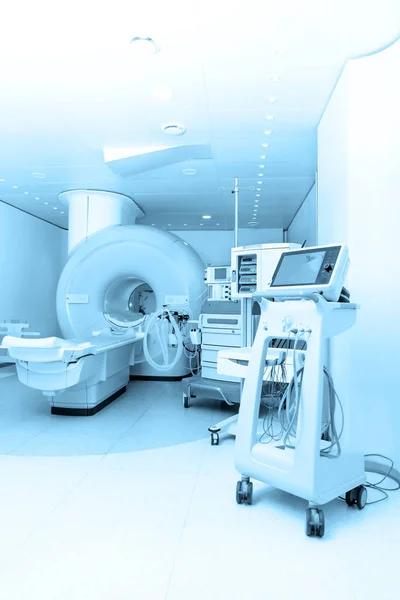 Tomografia computadorizada ou ressonância magnética no laboratório hospitalar moderno. Interior do departamento de radiografia. Equipamento tecnologicamente avançado na sala branca. Máquina de diagnóstico de ressonância magnética — Fotografia de Stock