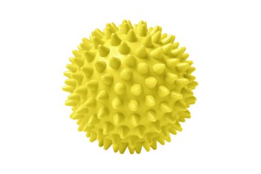 Beyaza izole edilmiş sarı plastik dikenli masaj topu. Fizyoterapi ya da uygunluk kavramı. Beyaz arkaplandaki köpek dişleri için renkli lastik topun yakın çekimi. Corona virüs modeli