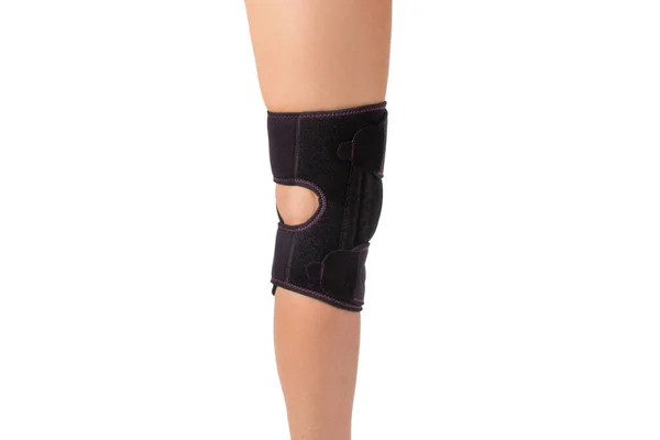 Knee Support Brace na nodze odizolowany na białym tle. Ortopedyczna anatomia. Szelki na kolana, urazy i ból. Bandaż na kolana w rękawie. Sport elastyczny — Zdjęcie stockowe
