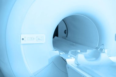 Modern hastane laboratuvarında tıbbi tomografi ya da MRI taraması. Radyografi bölümünün içi. Beyaz odada teknolojik olarak gelişmiş ekipmanlar var. Manyetik rezonans tanılama makinesi