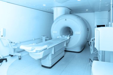 Modern hastane laboratuvarında tıbbi tomografi ya da MRI taraması. Radyografi bölümünün içi. Beyaz odada teknolojik olarak gelişmiş ekipmanlar var. Manyetik rezonans tanılama makinesi