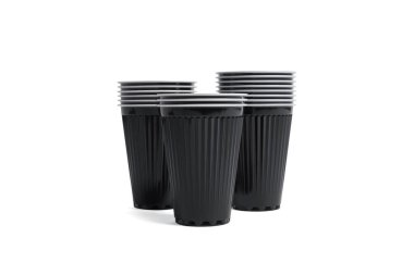 Kahve, çay, çikolata ve diğer sıcak içecekler için siyah kağıt bardak. Plastik parti kupası modeli. Tek kullanımlık bardaklar hazır. Tasarımınız için bardakları ön görünüm ve boşluk çıkarın