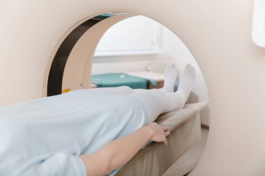 Modern hastane laboratuvarında bir hastaya tıbbi tomografi ya da MRI taraması yapın. Radyografi bölümünün içi. Beyaz odada teknolojik olarak gelişmiş ekipmanlar var. Manyetik rezonans tanılama makinesi