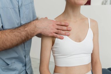 Osteopatik boyun ve omuz tedavisi gören kadın hasta. Kafa ve göğsün arkasını manipüle eden bir terapist. CST tedavisi gören bir kız. Osteopatik yönlendirme ve terapi