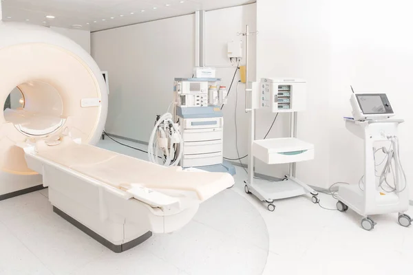 现代医院实验室的医学CT或MRI扫描.放射科的内部。白色房间里的先进技术设备。磁共振诊断机 — 图库照片