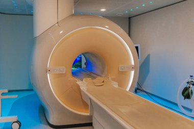 Modern hastane laboratuvarında tıbbi tomografi ya da MRI taraması. Radyografi bölümünün içi. Beyaz odada teknolojik olarak gelişmiş ekipmanlar var. Manyetik rezonans tanılama makinesi