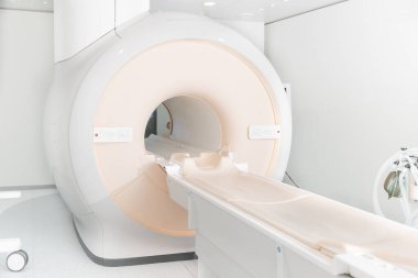 Modern hastane laboratuvarında tıbbi tomografi ya da MRI taraması. Radyografi bölümünün içi. Beyaz odada teknolojik olarak gelişmiş ekipmanlar var. Manyetik rezonans tanılama makinesi