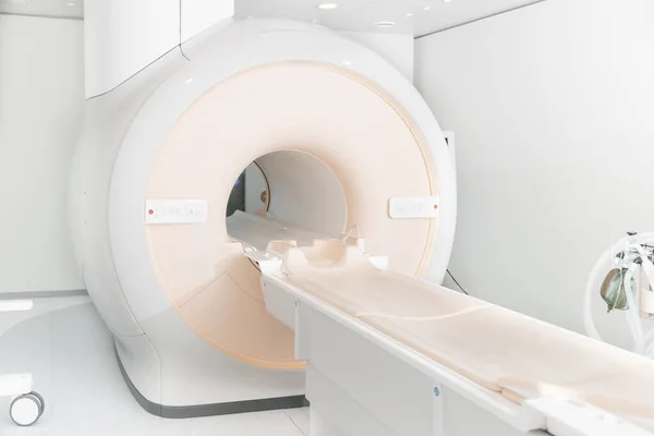 Orvosi CT vagy MRI vizsgálat a modern kórházi laboratóriumban. A radiológiai osztály belügyminisztere. Technológiailag fejlett felszerelés a fehér szobában. Mágneses rezonanciás diagnosztikai gép — Stock Fotó