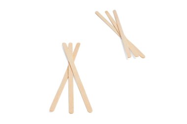 Beyaz arka planda izole edilmiş tek kullanımlık kahve çubuğu. Tahta karıştırıcı çubuklar. Çubukları sıcak içecekler için karıştır. Kahve ve çay kaşığı, sıfır atık. Dondurma tutmak için dondurma elementleri