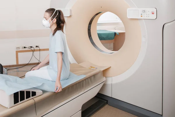 在现代医院实验室与病人一起进行医学CT或MRI扫描。放射科的内部。白色房间里的先进技术设备。磁共振诊断机 — 图库照片
