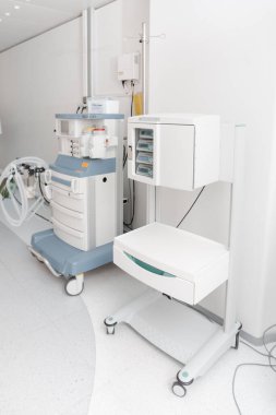 Tomografi veya MRI tarama odasında teknolojik olarak gelişmiş ekipmanlar. Modern hastane laboratuvarı. Radyografi bölümünün içi. Manyetik rezonans tanılama makinesi