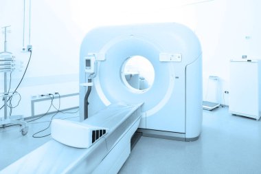 Modern hastane laboratuvarında tıbbi tomografi ya da MRI taraması. Radyografi bölümünün içi. Beyaz odada teknolojik olarak gelişmiş ekipmanlar var. Manyetik rezonans tanılama makinesi