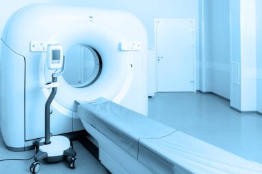 Modern hastane laboratuvarında tıbbi tomografi ya da MRI taraması. Radyografi bölümünün içi. Beyaz odada teknolojik olarak gelişmiş ekipmanlar var. Manyetik rezonans tanılama makinesi