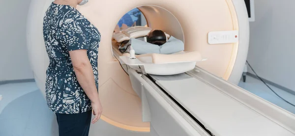 医生、护士和住院的CT或MRI扫描病人。放射科的内部。白色房间里的先进技术设备。磁共振诊断机 — 图库照片