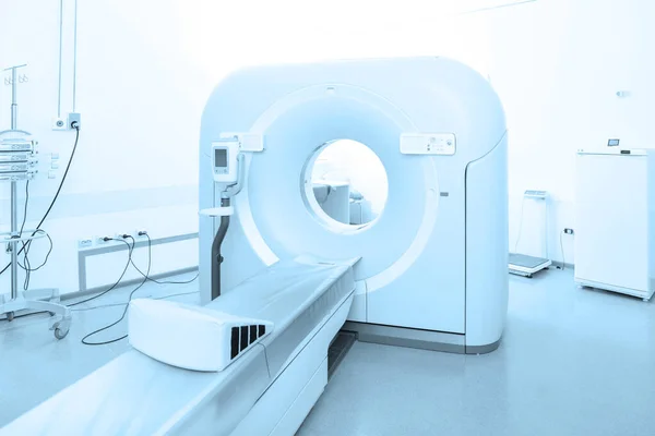 Medische CT of MRI scan in het moderne ziekenhuis laboratorium. Interieur van radiografie afdeling. Technologisch geavanceerde apparatuur in witte kamer. Magnetische resonantie diagnostiek machine — Stockfoto