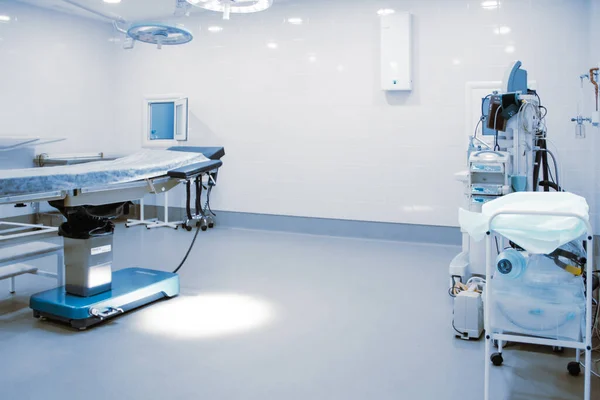 Tomma operationssalar på sjukhus. Kirurgisk utrustning med operationsbord. Medicinsk utrustning för akutpatienter i blå ton stil. Blank akutmottagning. Clinic interiör för bakgrund — Stockfoto