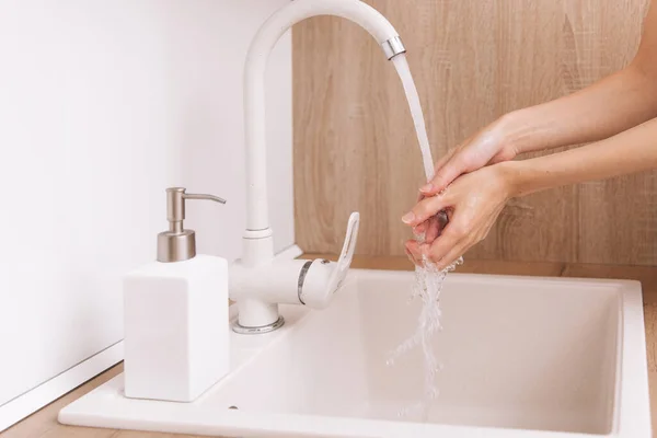 Handen wassen onder de stromende kraan. Hygiëne concept hand detail. Handen wassen wrijven met zeep voor preventie van corona virus, hygiëne om te stoppen met het verspreiden van corona virus in of openbare wasruimte — Stockfoto