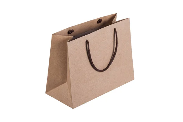 Plantilla de embalaje de bolsa de papel pequeña artesanal marrón aislada sobre fondo blanco. Paquete de vista lateral de la bolsa de pie. Bolsa de compras marrón maqueta. Paquete con asa para compras, publicidad y branding —  Fotos de Stock