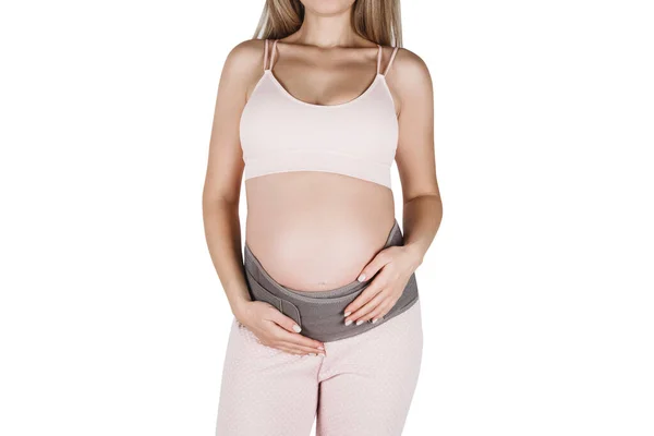 Brzuch ciężarnej kobiety w ciążowym pasie ciążowym izolowany na białym tle. Wsparcie talii, pleców, brzucha. Aparat na brzuch. Zespół brzucha na ciążę. Ortopedyczny pas podporowy brzucha — Zdjęcie stockowe