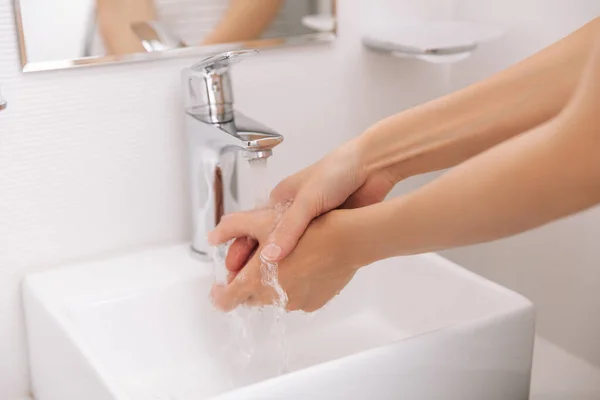 बहते पानी के नल के नीचे हाथ धोना। स्वच्छता अवधारणा हाथ विस्तार। कोरोना वायरस रोकथाम के लिए साबुन से हाथ धोना, या सार्वजनिक वॉश रूम में कोरोना वायरस फैलाने से रोकने के लिए स्वच्छता — स्टॉक फ़ोटो, इमेज
