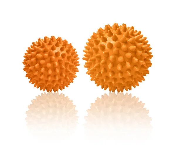 Twee oranje stekelige massageballen geïsoleerd op wit. Concept van fysiotherapie of fitness. Close-up van een kleurrijke rubberen bal voor hond tanden op een witte achtergrond. Corona virus model. Sneeuwvlok — Stockfoto